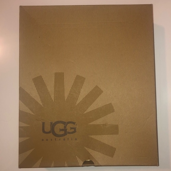 Ugg  Purple Bailey Button Size 6 - Picture 11 of 13